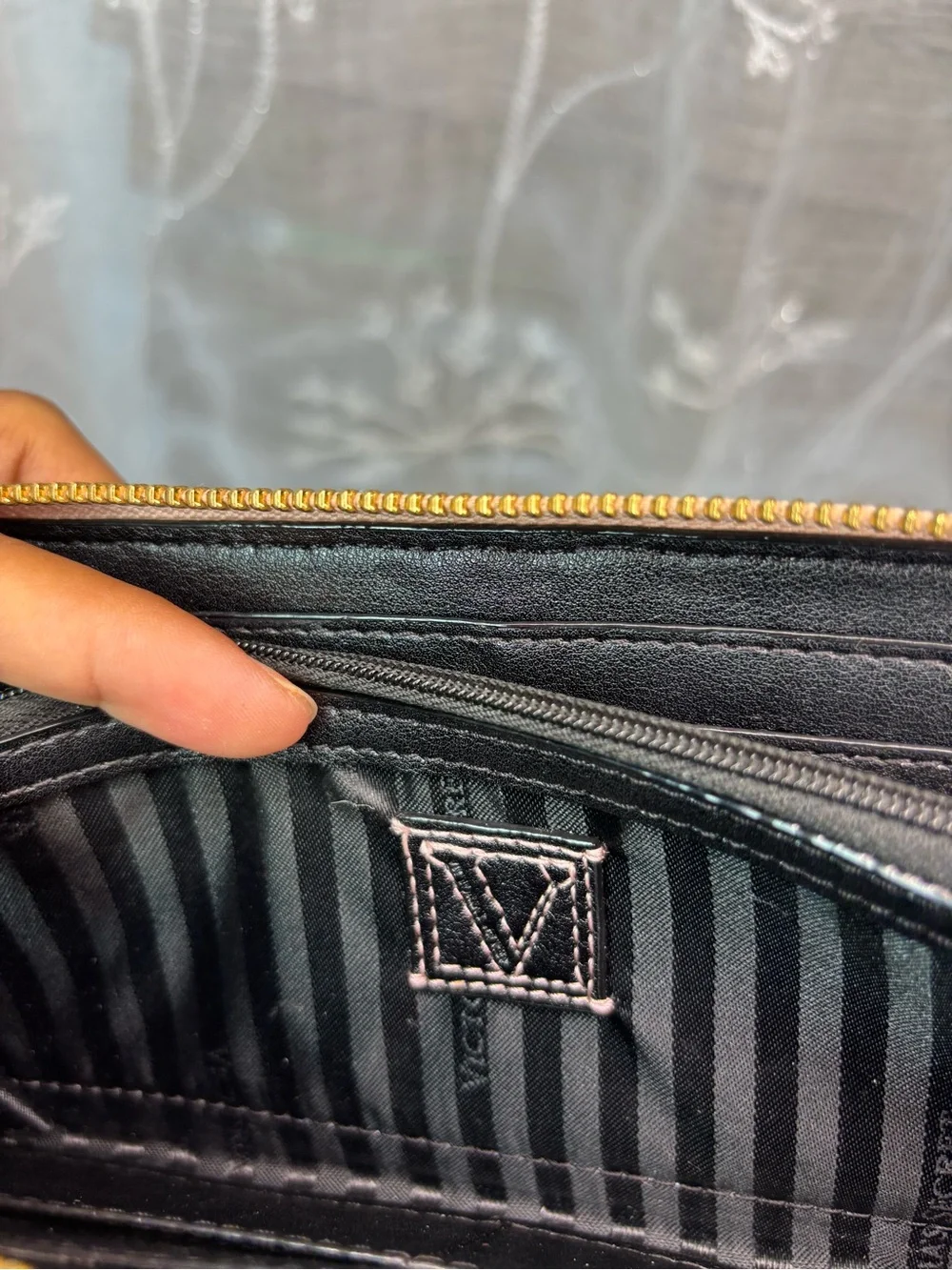 Victoria’s Secret Large Zip Around Wallet in Orchid Blush Gold Hardware - Picture 8 of 9